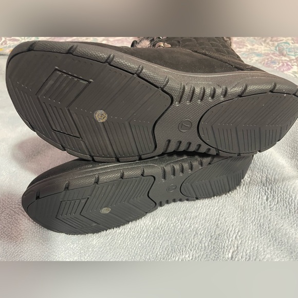 Liz Claiborne Refined Comfort  Faux Fur Winter Boots with memory foam -7 - Picture 8 of 9